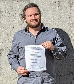 Photo: Lorenz Dresher with Award in hands