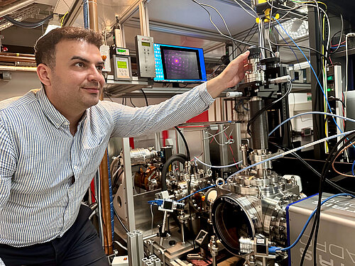 Photo Kasra Amini in the Lab