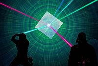 Fotomontage: Strahlen zweier Taschenlampen werden nicht voneinander beeinflusst, wenn sie sich kreuzen.