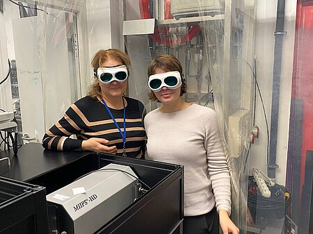 Photo of Natalia and Alina in the Lab