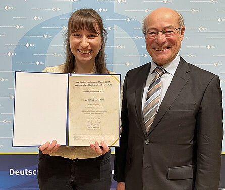 Foto: Lisa shows her award