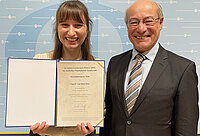 Foto Porträt: Lisa-Marie zeigt ihren Preis